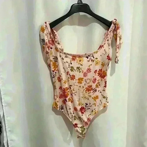 Floral bodysuit with snap closure and bow ties - Picture 1 of 5